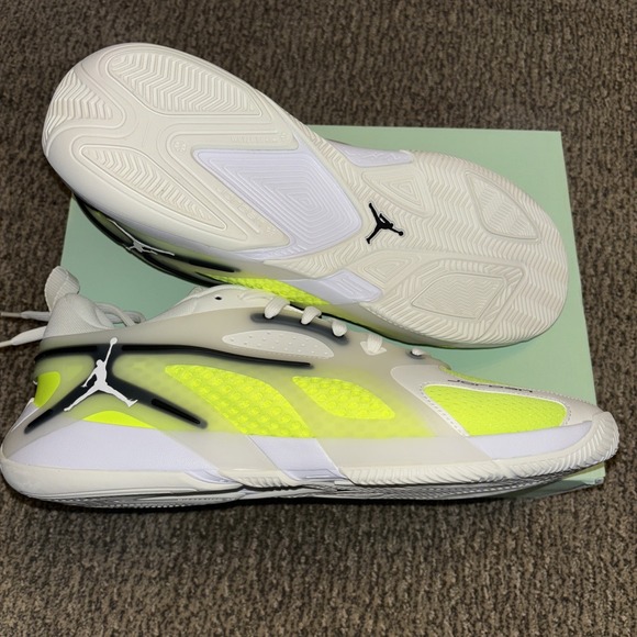 New Air Jordan Heir Basketball Shoes - Color - Sail/Black/Volt - Size 11 - Picture 3 of 16